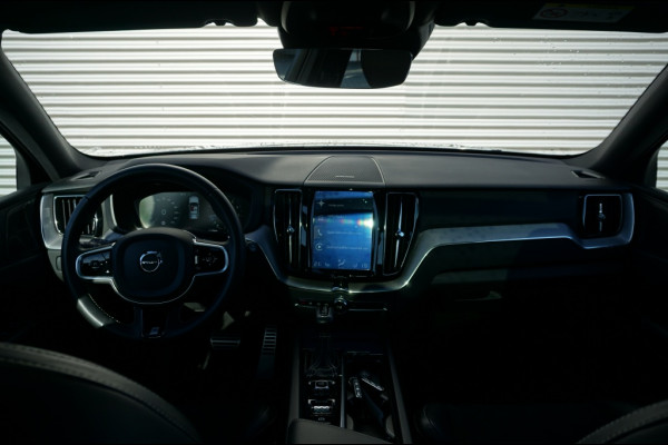 Volvo XC60 190PK T4 R-Design AUTOM. | SUPER LUXE | PANO | TREKHAAK