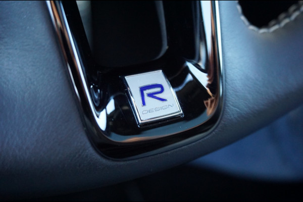Volvo XC60 190PK T4 R-Design AUTOM. | SUPER LUXE | PANO | TREKHAAK