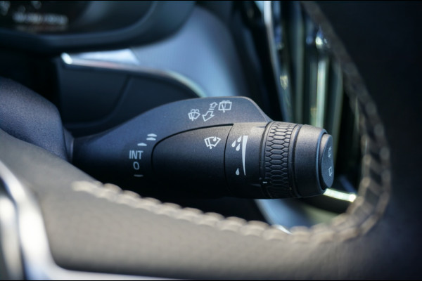 Volvo XC60 190PK T4 R-Design AUTOM. | SUPER LUXE | PANO | TREKHAAK