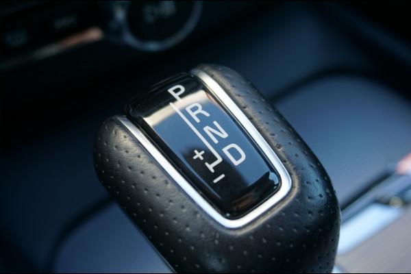 Volvo XC60 190PK T4 R-Design AUTOM. | SUPER LUXE | PANO | TREKHAAK
