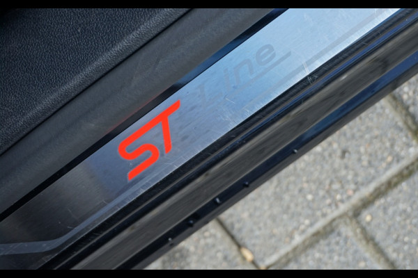 Ford FOCUS Wagon 150PK ST Line Business | SPORTIEF | AUTOMAAT | NAVI | SENSOREN