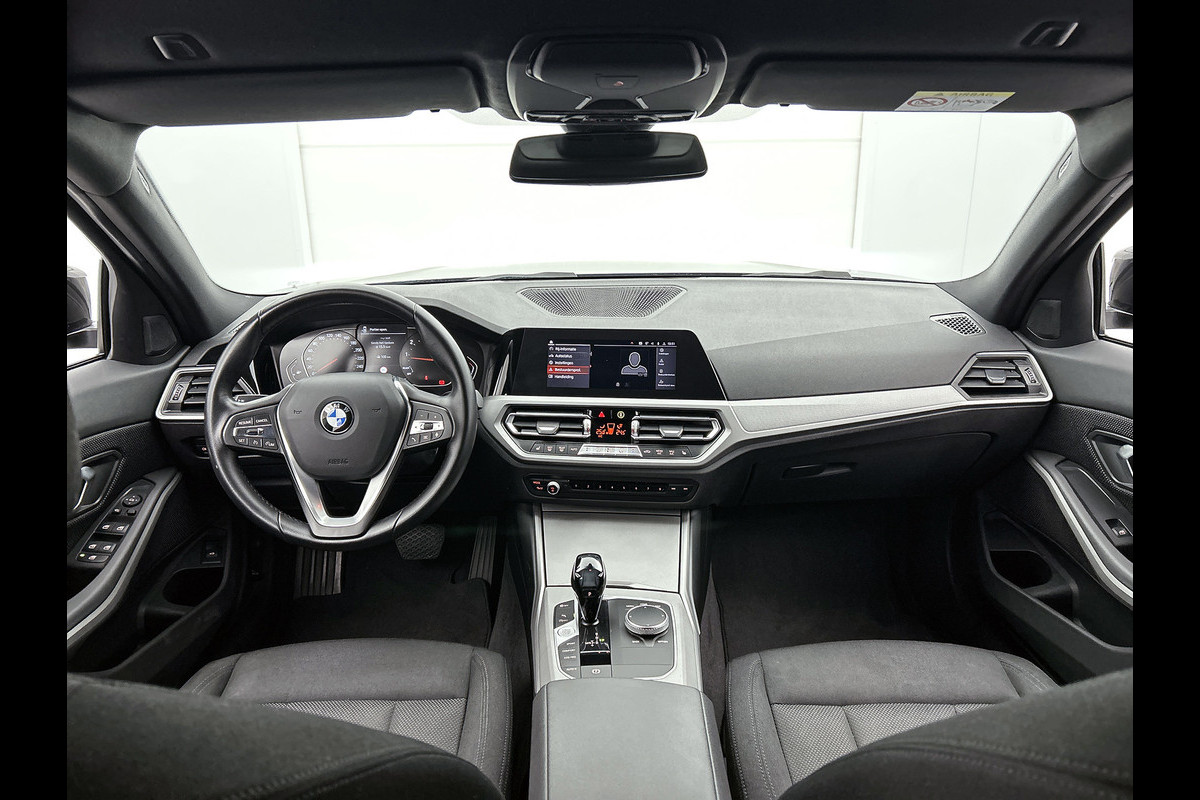 BMW 3 Serie Touring 318i High Executive(Dealer onderH, Carplay/ Android, Navi, StoelV, PDC V+A, Climate con,, Etc)