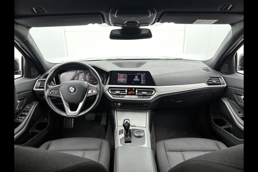 BMW 3 Serie Touring 318i High Executive(Dealer onderH, Carplay/ Android, Navi, StoelV, PDC V+A, Climate con,, Etc)