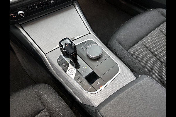BMW 3 Serie Touring 318i High Executive(Dealer onderH, Carplay/ Android, Navi, StoelV, PDC V+A, Climate con,, Etc)