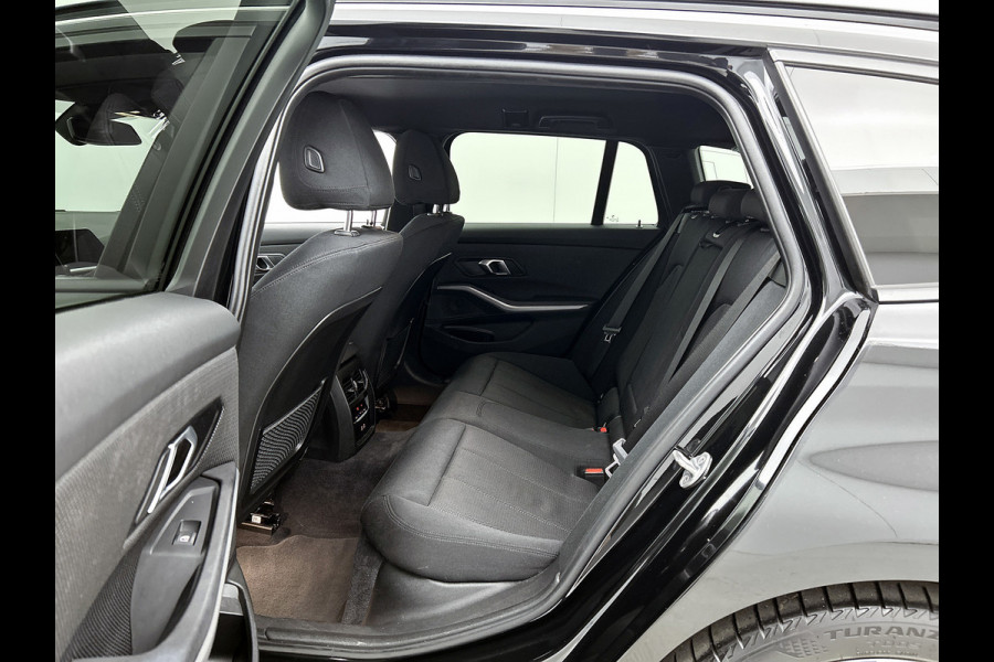 BMW 3 Serie Touring 318i High Executive(Dealer onderH, Carplay/ Android, Navi, StoelV, PDC V+A, Climate con,, Etc)