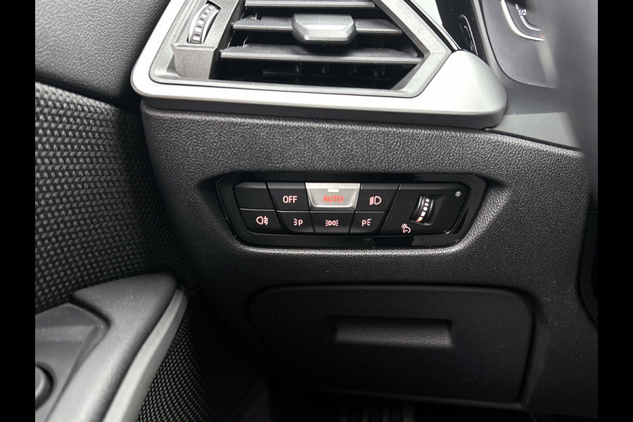 BMW 3 Serie Touring 318i High Executive(Dealer onderH, Carplay/ Android, Navi, StoelV, PDC V+A, Climate con,, Etc)