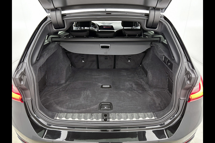 BMW 3 Serie Touring 318i High Executive(Dealer onderH, Carplay/ Android, Navi, StoelV, PDC V+A, Climate con,, Etc)