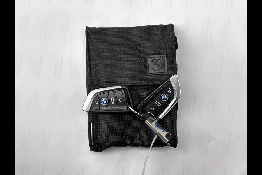 BMW 3 Serie Touring 318i High Executive(Dealer onderH, Carplay/ Android, Navi, StoelV, PDC V+A, Climate con,, Etc)