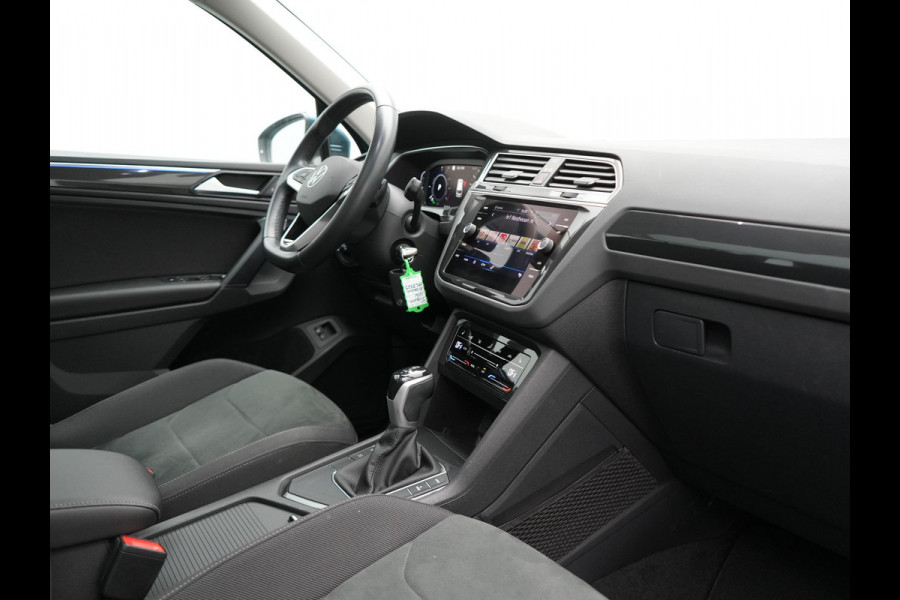 Volkswagen Tiguan 1.4 TSI eHybrid Elegance PHEV 245pk | Panodak | Camera | IQ Light | Adaptive Cruise | Alcantara Sportstoelen Verwarmd | Apple Carplay | Sfeerverlichting | Stuur Verwarmd | Navigatie | Virtual | DAB | Plug In Hybrid