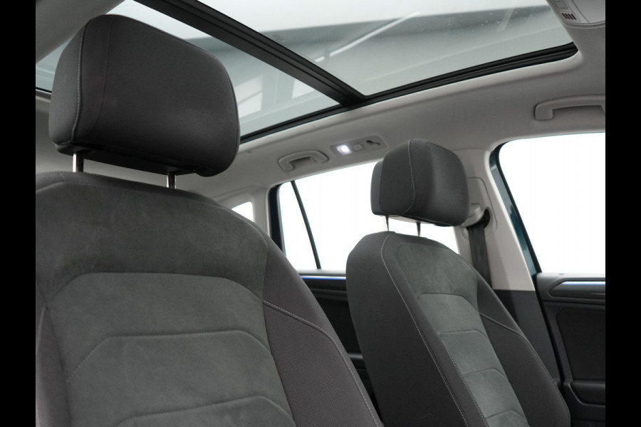Volkswagen Tiguan 1.4 TSI eHybrid Elegance PHEV 245pk | Panodak | Camera | IQ Light | Adaptive Cruise | Alcantara Sportstoelen Verwarmd | Apple Carplay | Sfeerverlichting | Stuur Verwarmd | Navigatie | Virtual | DAB | Plug In Hybrid