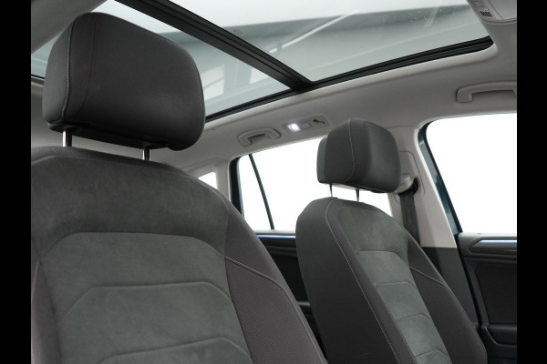 Volkswagen Tiguan 1.4 TSI eHybrid Elegance PHEV 245pk | Panodak | Camera | IQ Light | Adaptive Cruise | Alcantara Sportstoelen Verwarmd | Apple Carplay | Sfeerverlichting | Stuur Verwarmd | Navigatie | Virtual | DAB | Plug In Hybrid