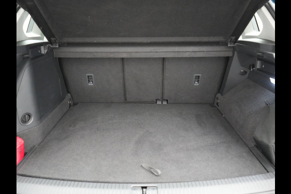 Volkswagen Tiguan 1.4 TSI eHybrid Elegance PHEV 245pk | Panodak | Camera | IQ Light | Adaptive Cruise | Alcantara Sportstoelen Verwarmd | Apple Carplay | Sfeerverlichting | Stuur Verwarmd | Navigatie | Virtual | DAB | Plug In Hybrid