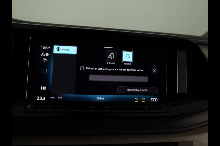 Volkswagen Multivan 1.5 eHybrid L2 Economy Business 4Motion | 7 Zits | Zwenkbare Trekhaak | Navigatie | Achteruitrij  Camera | Parkeer hulp | 65% getinte ruiten achter |
