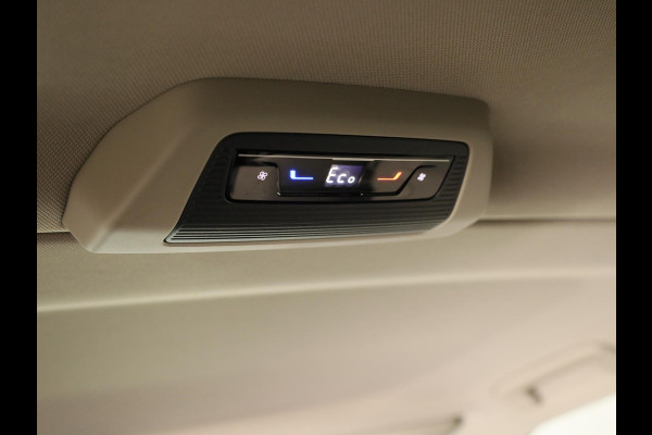 Volkswagen Multivan 1.5 eHybrid L2 Economy Business 4Motion | 7 Zits | Zwenkbare Trekhaak | Navigatie | Achteruitrij  Camera | Parkeer hulp | 65% getinte ruiten achter |