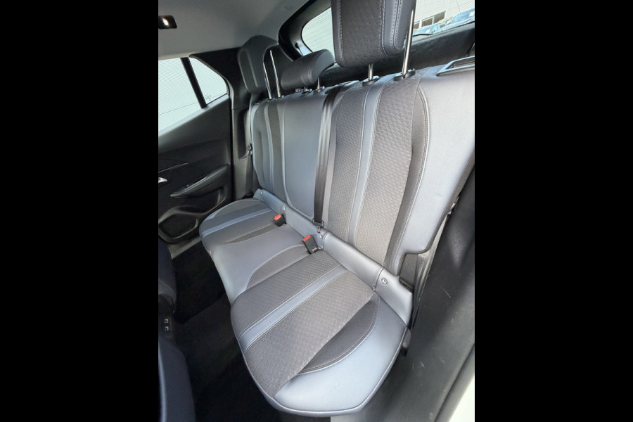 Peugeot 2008 130pk Allure Pack (Camera - Stoelverwarming - Keyless Entry - LED - Parkeersensoren V+A - Automatische Airco - 3D Cockpit - Navi