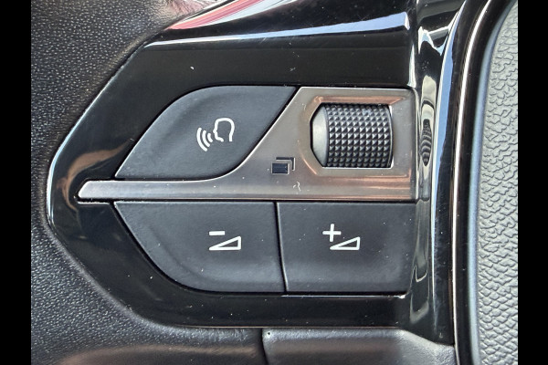 Peugeot 2008 130pk Allure Pack (Camera - Stoelverwarming - Keyless Entry - LED - Parkeersensoren V+A - Automatische Airco - 3D Cockpit - Navi