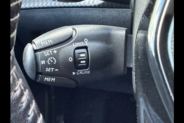 Peugeot 2008 130pk Allure Pack (Camera - Stoelverwarming - Keyless Entry - LED - Parkeersensoren V+A - Automatische Airco - 3D Cockpit - Navi