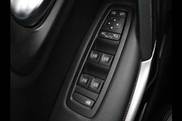 Renault Kadjar 1.3 TCe Intens | Automaat | Trekhaak | Carplay | Camera | Half leder | Keyless | Full LED | Navigatie | Dodehoek detectie | Cruise control | DAB | Climate control