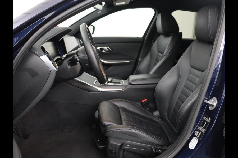 BMW 3 Serie 318i Luxury Line | Sportstoelen | Leder | Carplay | Live Cockpit | Sfeerverlichting | Trekhaak | Parkeerhulp | Climate control | Full LED | Cruise control | Bluetooth