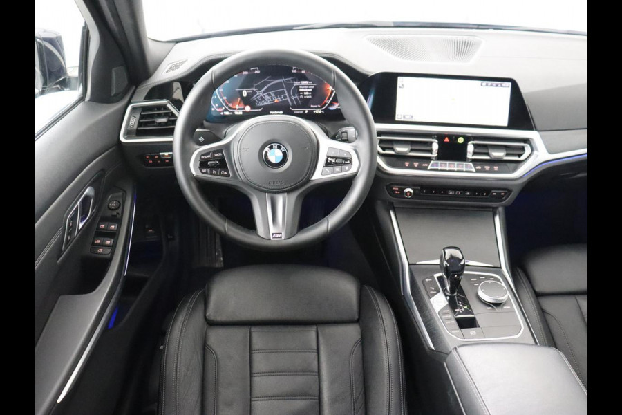 BMW 3 Serie 318i Luxury Line | Sportstoelen | Leder | Carplay | Live Cockpit | Sfeerverlichting | Trekhaak | Parkeerhulp | Climate control | Full LED | Cruise control | Bluetooth