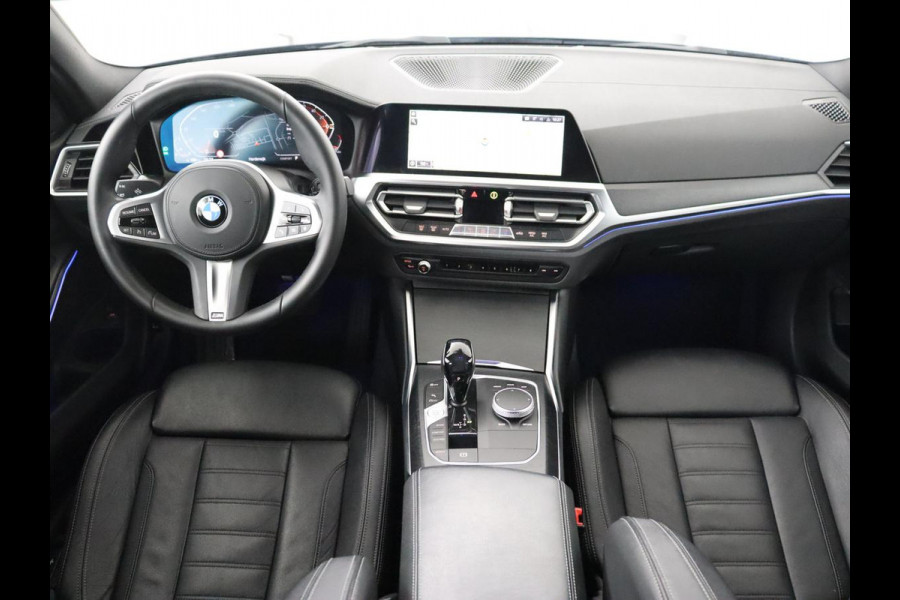 BMW 3 Serie 318i Luxury Line | Sportstoelen | Leder | Carplay | Live Cockpit | Sfeerverlichting | Trekhaak | Parkeerhulp | Climate control | Full LED | Cruise control | Bluetooth