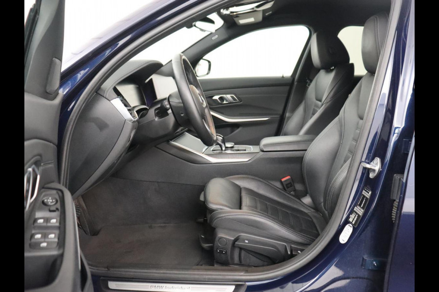 BMW 3 Serie 318i Luxury Line | Sportstoelen | Leder | Carplay | Live Cockpit | Sfeerverlichting | Trekhaak | Parkeerhulp | Climate control | Full LED | Cruise control | Bluetooth