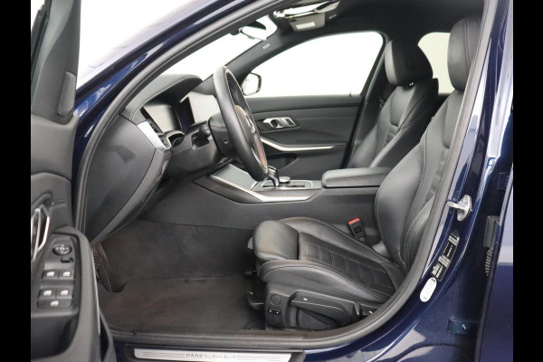 BMW 3 Serie 318i Luxury Line | Sportstoelen | Leder | Carplay | Live Cockpit | Sfeerverlichting | Trekhaak | Parkeerhulp | Climate control | Full LED | Cruise control | Bluetooth