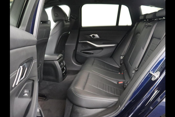 BMW 3 Serie 318i Luxury Line | Sportstoelen | Leder | Carplay | Live Cockpit | Sfeerverlichting | Trekhaak | Parkeerhulp | Climate control | Full LED | Cruise control | Bluetooth