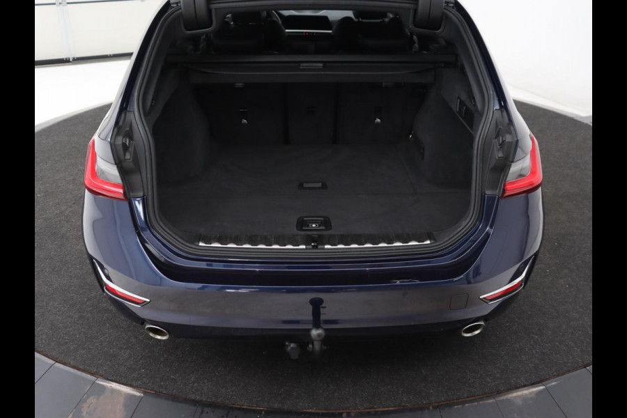 BMW 3 Serie 318i Luxury Line | Sportstoelen | Leder | Carplay | Live Cockpit | Sfeerverlichting | Trekhaak | Parkeerhulp | Climate control | Full LED | Cruise control | Bluetooth