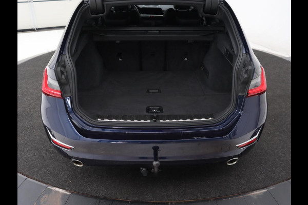 BMW 3 Serie 318i Luxury Line | Sportstoelen | Leder | Carplay | Live Cockpit | Sfeerverlichting | Trekhaak | Parkeerhulp | Climate control | Full LED | Cruise control | Bluetooth