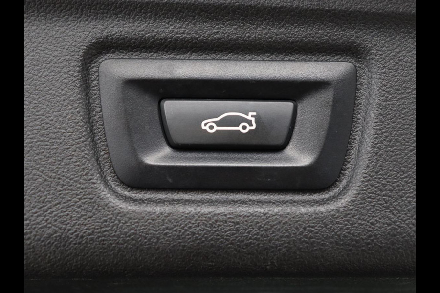 BMW 3 Serie 318i Luxury Line | Sportstoelen | Leder | Carplay | Live Cockpit | Sfeerverlichting | Trekhaak | Parkeerhulp | Climate control | Full LED | Cruise control | Bluetooth