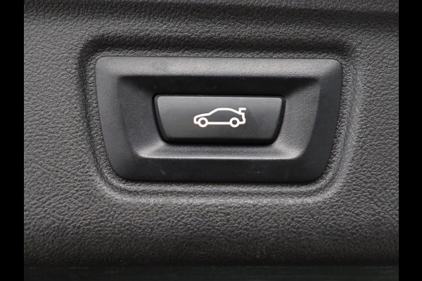 BMW 3 Serie 318i Luxury Line | Sportstoelen | Leder | Carplay | Live Cockpit | Sfeerverlichting | Trekhaak | Parkeerhulp | Climate control | Full LED | Cruise control | Bluetooth