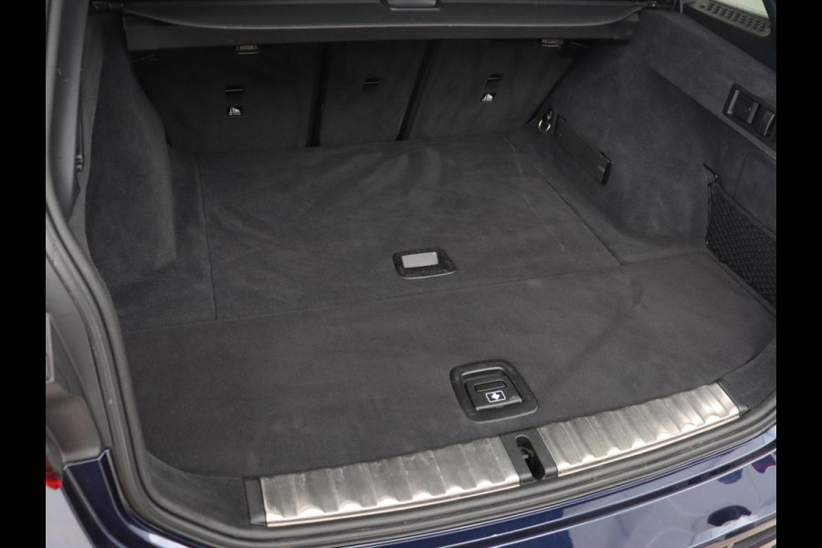 BMW 3 Serie 318i Luxury Line | Sportstoelen | Leder | Carplay | Live Cockpit | Sfeerverlichting | Trekhaak | Parkeerhulp | Climate control | Full LED | Cruise control | Bluetooth