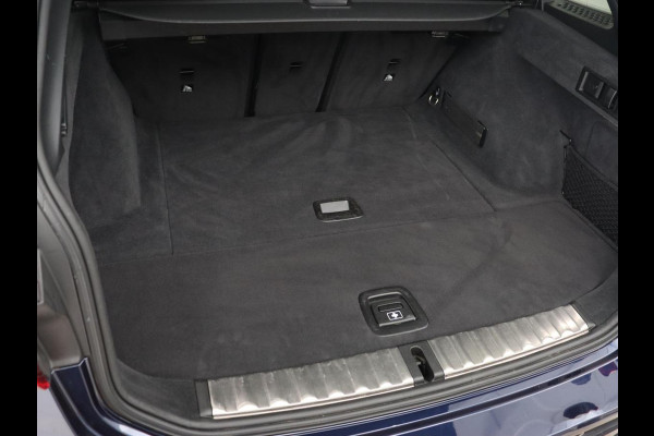 BMW 3 Serie 318i Luxury Line | Sportstoelen | Leder | Carplay | Live Cockpit | Sfeerverlichting | Trekhaak | Parkeerhulp | Climate control | Full LED | Cruise control | Bluetooth