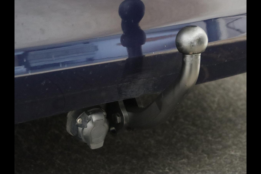 BMW 3 Serie 318i Luxury Line | Sportstoelen | Leder | Carplay | Live Cockpit | Sfeerverlichting | Trekhaak | Parkeerhulp | Climate control | Full LED | Cruise control | Bluetooth