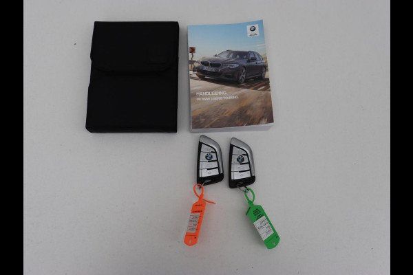 BMW 3 Serie 318i Luxury Line | Sportstoelen | Leder | Carplay | Live Cockpit | Sfeerverlichting | Trekhaak | Parkeerhulp | Climate control | Full LED | Cruise control | Bluetooth