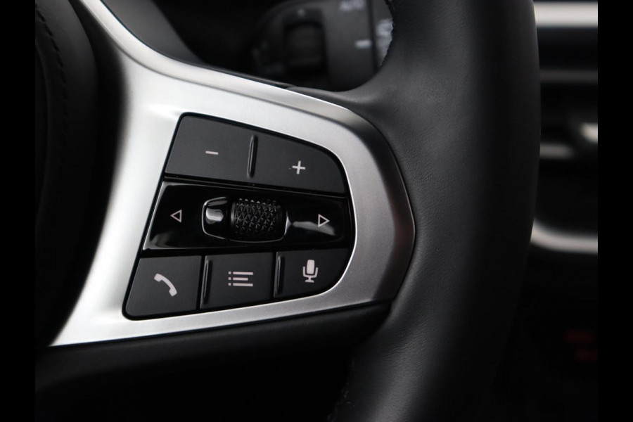 BMW 3 Serie 318i Luxury Line | Sportstoelen | Leder | Carplay | Live Cockpit | Sfeerverlichting | Trekhaak | Parkeerhulp | Climate control | Full LED | Cruise control | Bluetooth