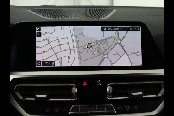 BMW 3 Serie 318i Luxury Line | Sportstoelen | Leder | Carplay | Live Cockpit | Sfeerverlichting | Trekhaak | Parkeerhulp | Climate control | Full LED | Cruise control | Bluetooth