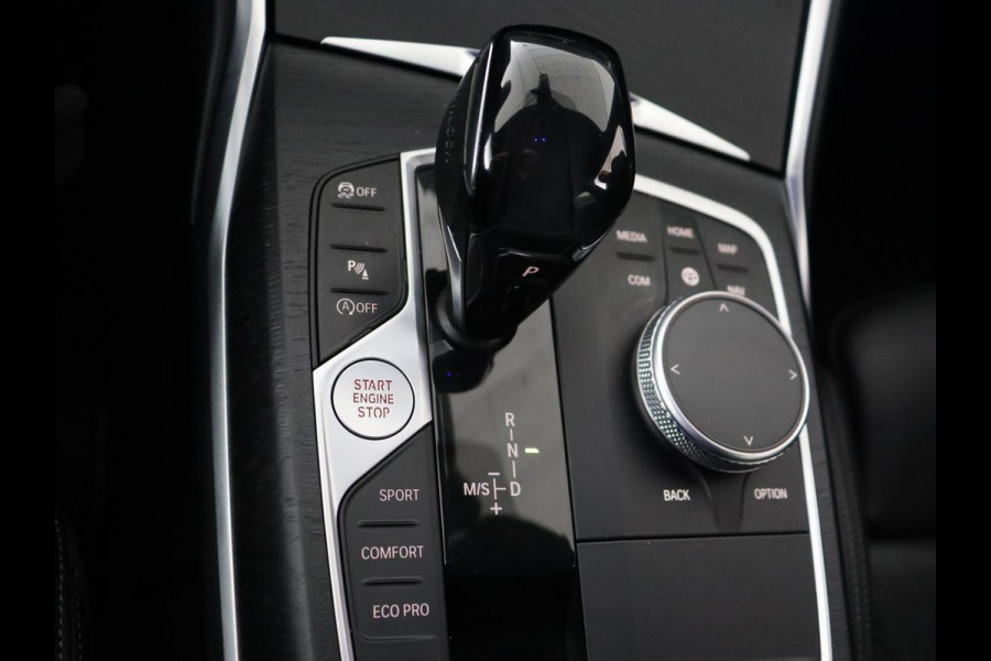 BMW 3 Serie 318i Luxury Line | Sportstoelen | Leder | Carplay | Live Cockpit | Sfeerverlichting | Trekhaak | Parkeerhulp | Climate control | Full LED | Cruise control | Bluetooth