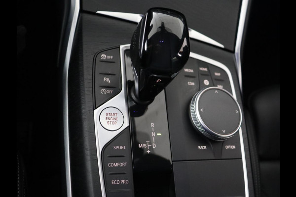 BMW 3 Serie 318i Luxury Line | Sportstoelen | Leder | Carplay | Live Cockpit | Sfeerverlichting | Trekhaak | Parkeerhulp | Climate control | Full LED | Cruise control | Bluetooth