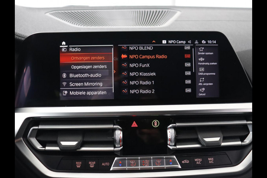 BMW 3 Serie 318i Luxury Line | Sportstoelen | Leder | Carplay | Live Cockpit | Sfeerverlichting | Trekhaak | Parkeerhulp | Climate control | Full LED | Cruise control | Bluetooth