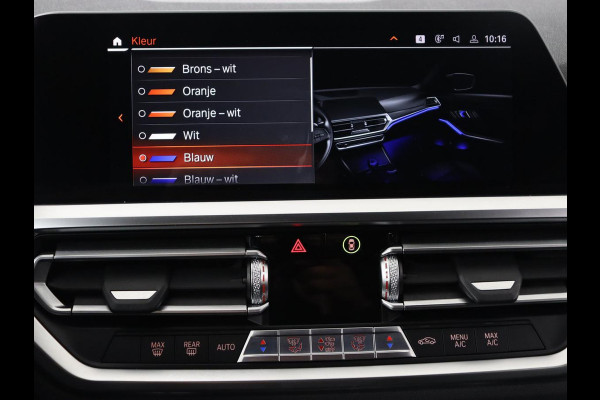 BMW 3 Serie 318i Luxury Line | Sportstoelen | Leder | Carplay | Live Cockpit | Sfeerverlichting | Trekhaak | Parkeerhulp | Climate control | Full LED | Cruise control | Bluetooth