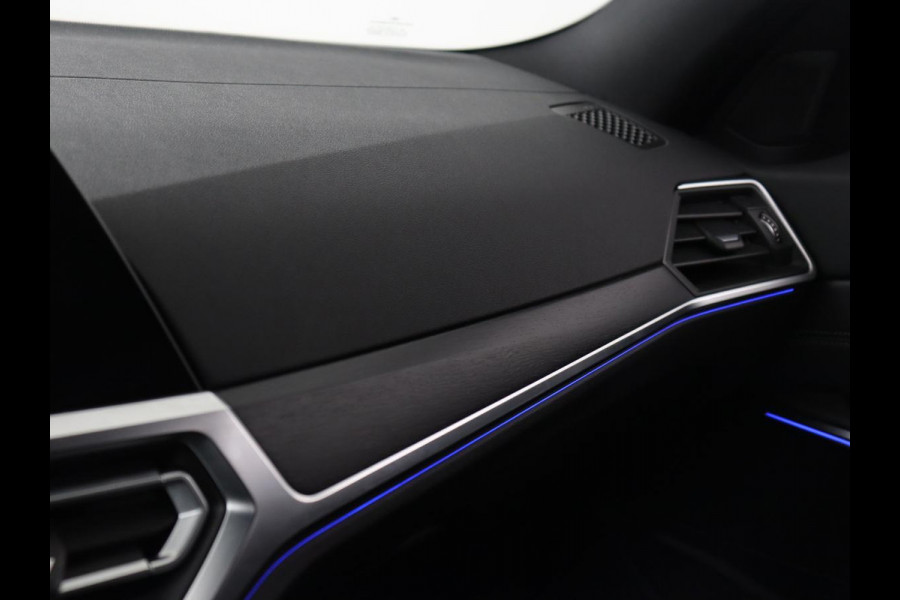 BMW 3 Serie 318i Luxury Line | Sportstoelen | Leder | Carplay | Live Cockpit | Sfeerverlichting | Trekhaak | Parkeerhulp | Climate control | Full LED | Cruise control | Bluetooth