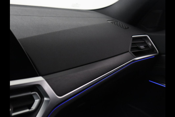 BMW 3 Serie 318i Luxury Line | Sportstoelen | Leder | Carplay | Live Cockpit | Sfeerverlichting | Trekhaak | Parkeerhulp | Climate control | Full LED | Cruise control | Bluetooth