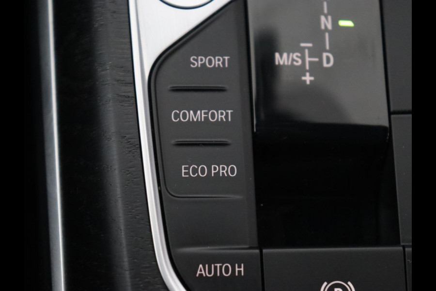 BMW 3 Serie 318i Luxury Line | Sportstoelen | Leder | Carplay | Live Cockpit | Sfeerverlichting | Trekhaak | Parkeerhulp | Climate control | Full LED | Cruise control | Bluetooth