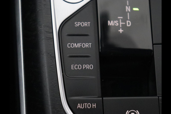 BMW 3 Serie 318i Luxury Line | Sportstoelen | Leder | Carplay | Live Cockpit | Sfeerverlichting | Trekhaak | Parkeerhulp | Climate control | Full LED | Cruise control | Bluetooth