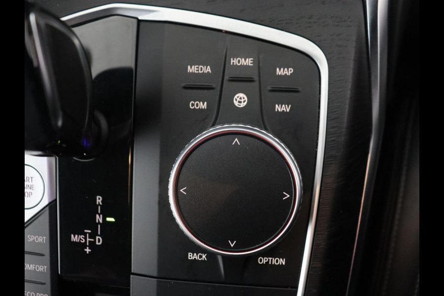 BMW 3 Serie 318i Luxury Line | Sportstoelen | Leder | Carplay | Live Cockpit | Sfeerverlichting | Trekhaak | Parkeerhulp | Climate control | Full LED | Cruise control | Bluetooth