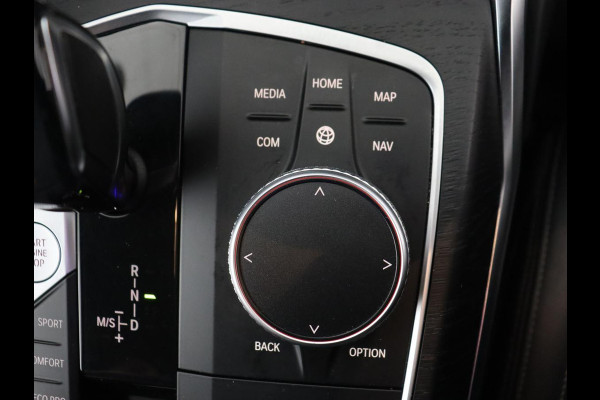 BMW 3 Serie 318i Luxury Line | Sportstoelen | Leder | Carplay | Live Cockpit | Sfeerverlichting | Trekhaak | Parkeerhulp | Climate control | Full LED | Cruise control | Bluetooth