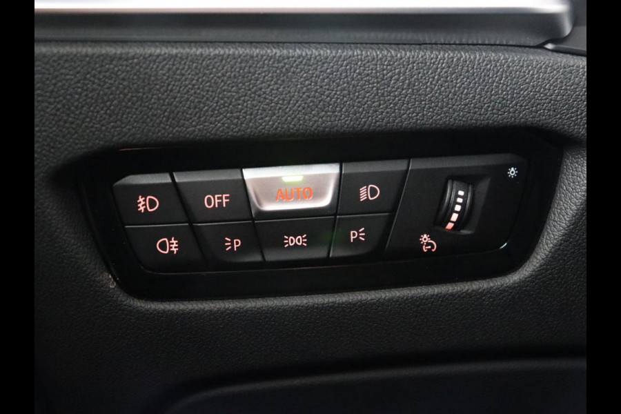 BMW 3 Serie 318i Luxury Line | Sportstoelen | Leder | Carplay | Live Cockpit | Sfeerverlichting | Trekhaak | Parkeerhulp | Climate control | Full LED | Cruise control | Bluetooth