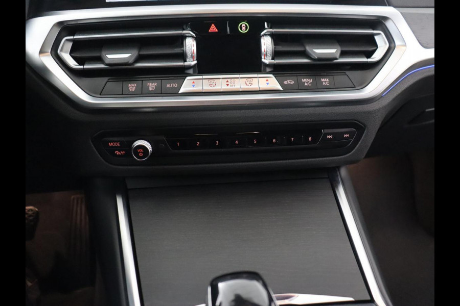 BMW 3 Serie 318i Luxury Line | Sportstoelen | Leder | Carplay | Live Cockpit | Sfeerverlichting | Trekhaak | Parkeerhulp | Climate control | Full LED | Cruise control | Bluetooth